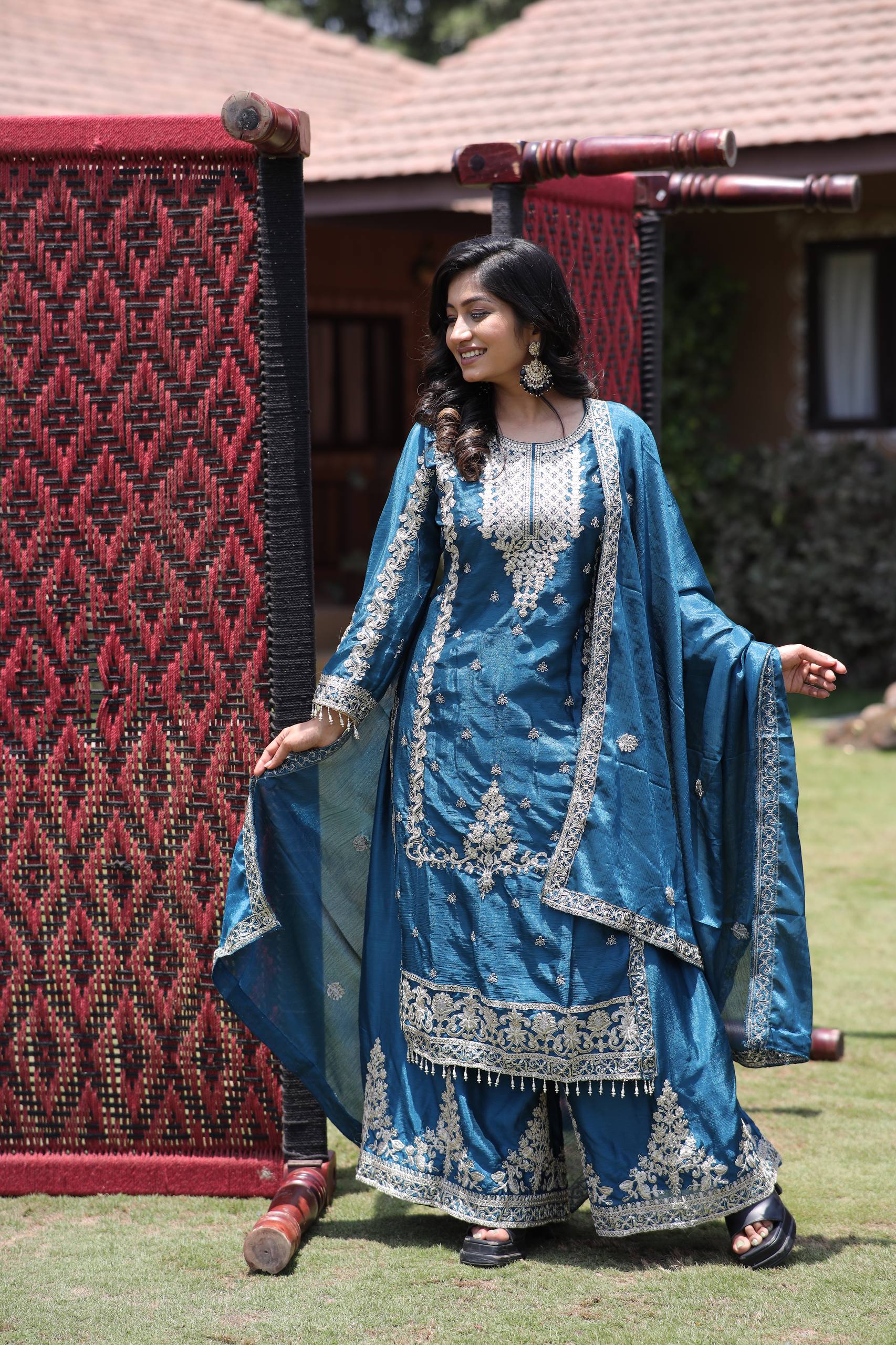 पार्टी वियर लुक डिज़ाइनर सूट सेट मल्टी नीडल एम्ब्रॉयडरी वर्क के साथ