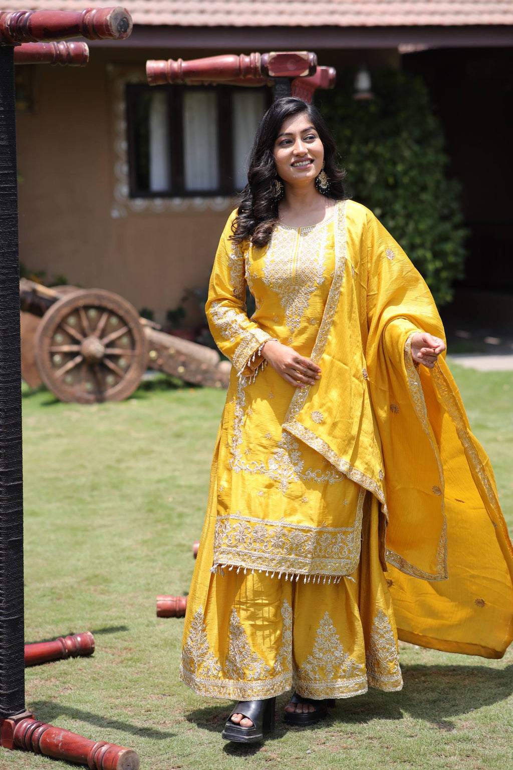 पार्टी वियर लुक डिज़ाइनर सूट सेट मल्टी नीडल एम्ब्रॉयडरी वर्क के साथ