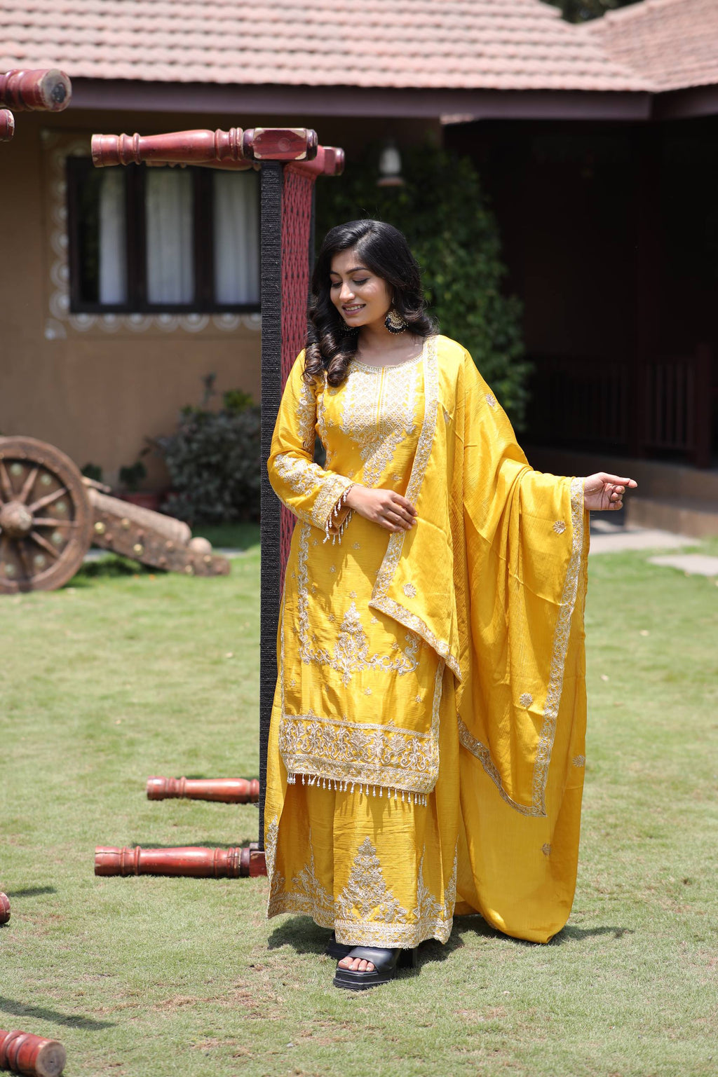 पार्टी वियर लुक डिज़ाइनर सूट सेट मल्टी नीडल एम्ब्रॉयडरी वर्क के साथ