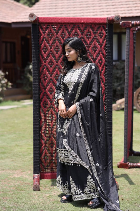 पार्टी वियर लुक डिज़ाइनर सूट सेट मल्टी नीडल एम्ब्रॉयडरी वर्क के साथ