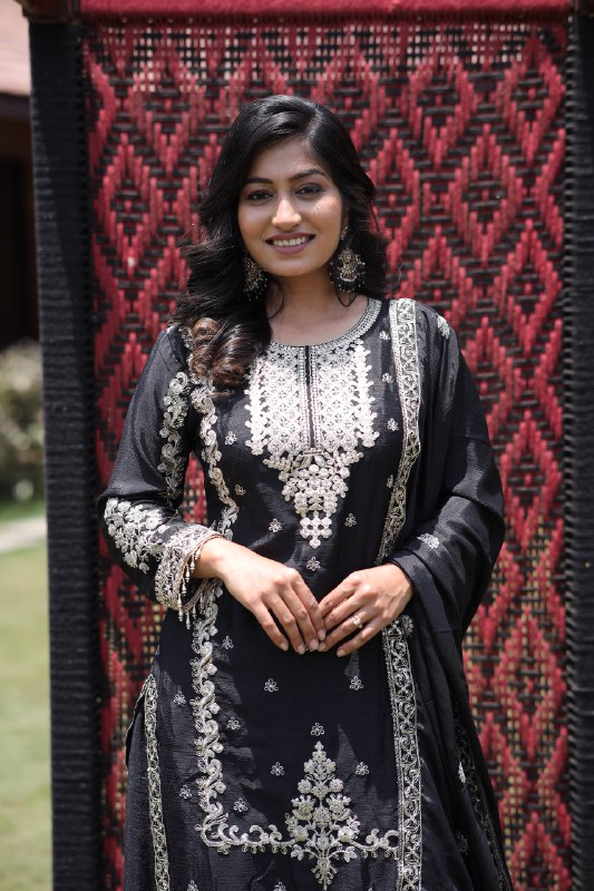 पार्टी वियर लुक डिज़ाइनर सूट सेट मल्टी नीडल एम्ब्रॉयडरी वर्क के साथ