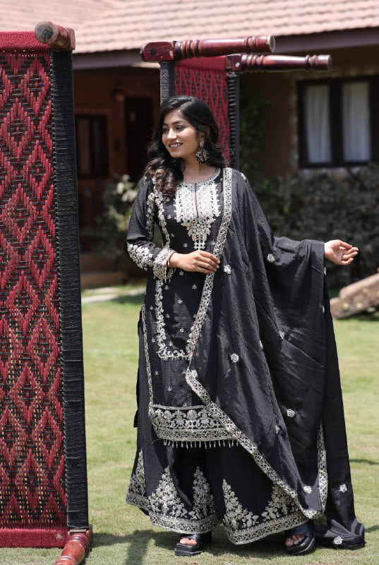 पार्टी वियर लुक डिज़ाइनर सूट सेट मल्टी नीडल एम्ब्रॉयडरी वर्क के साथ