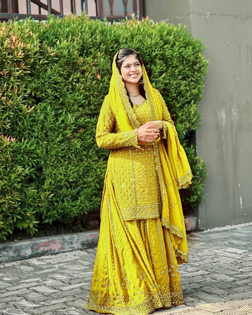 ज़री और सेक्विन कढ़ाई के काम के साथ पार्टी वियर लुक सूट सेट