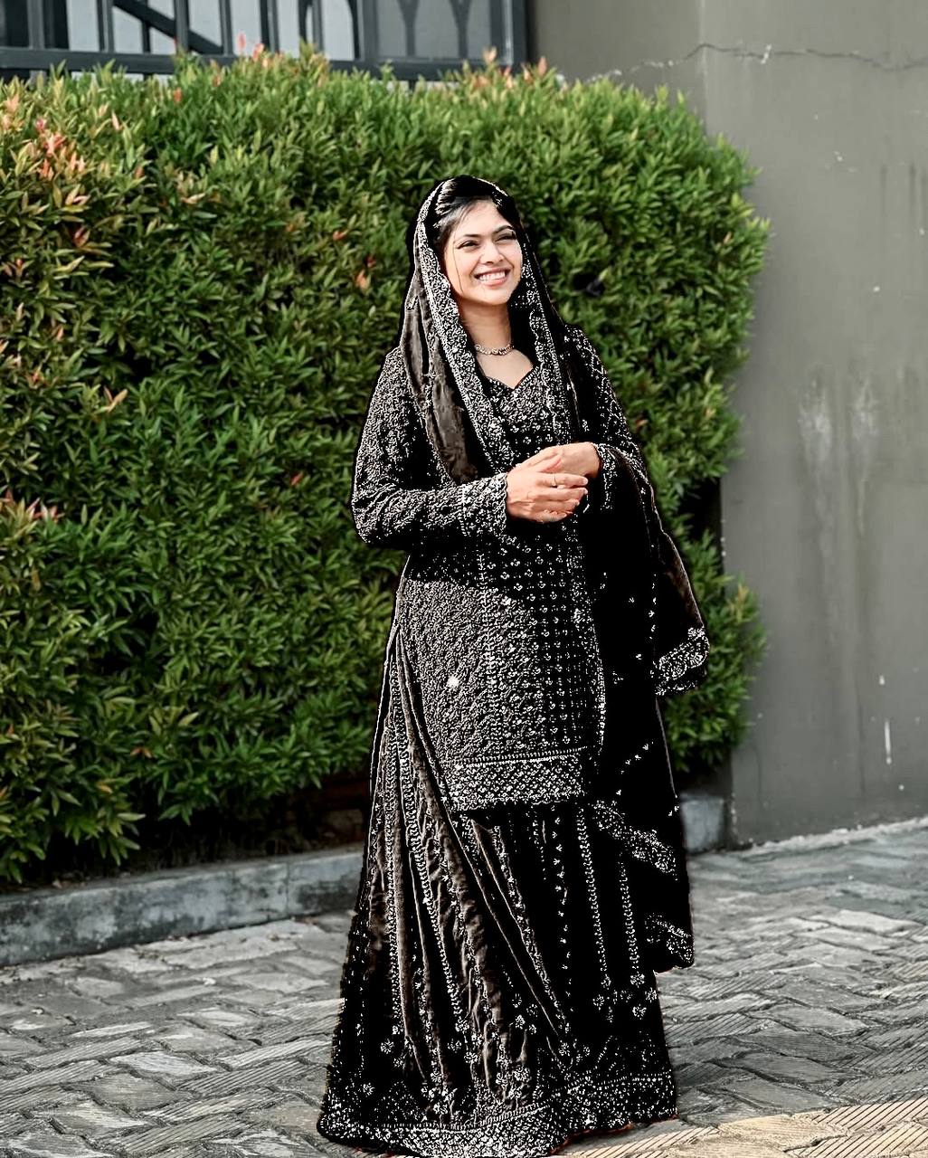 ज़री और सेक्विन कढ़ाई के काम के साथ पार्टी वियर लुक सूट सेट