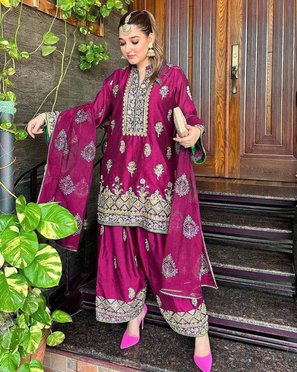 पार्टी वियर लुक: दुपट्टे के साथ टॉप और बॉटम में खूबसूरत दिखें