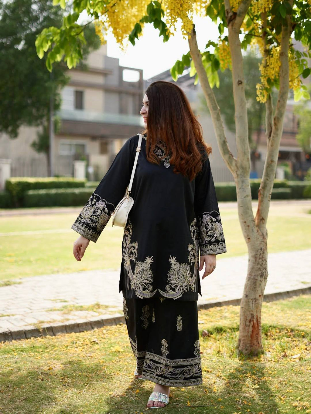 पार्टी वियर लुक डिज़ाइनर सूट सेट थ्रेड एम्ब्रॉयडरी वर्क के साथ