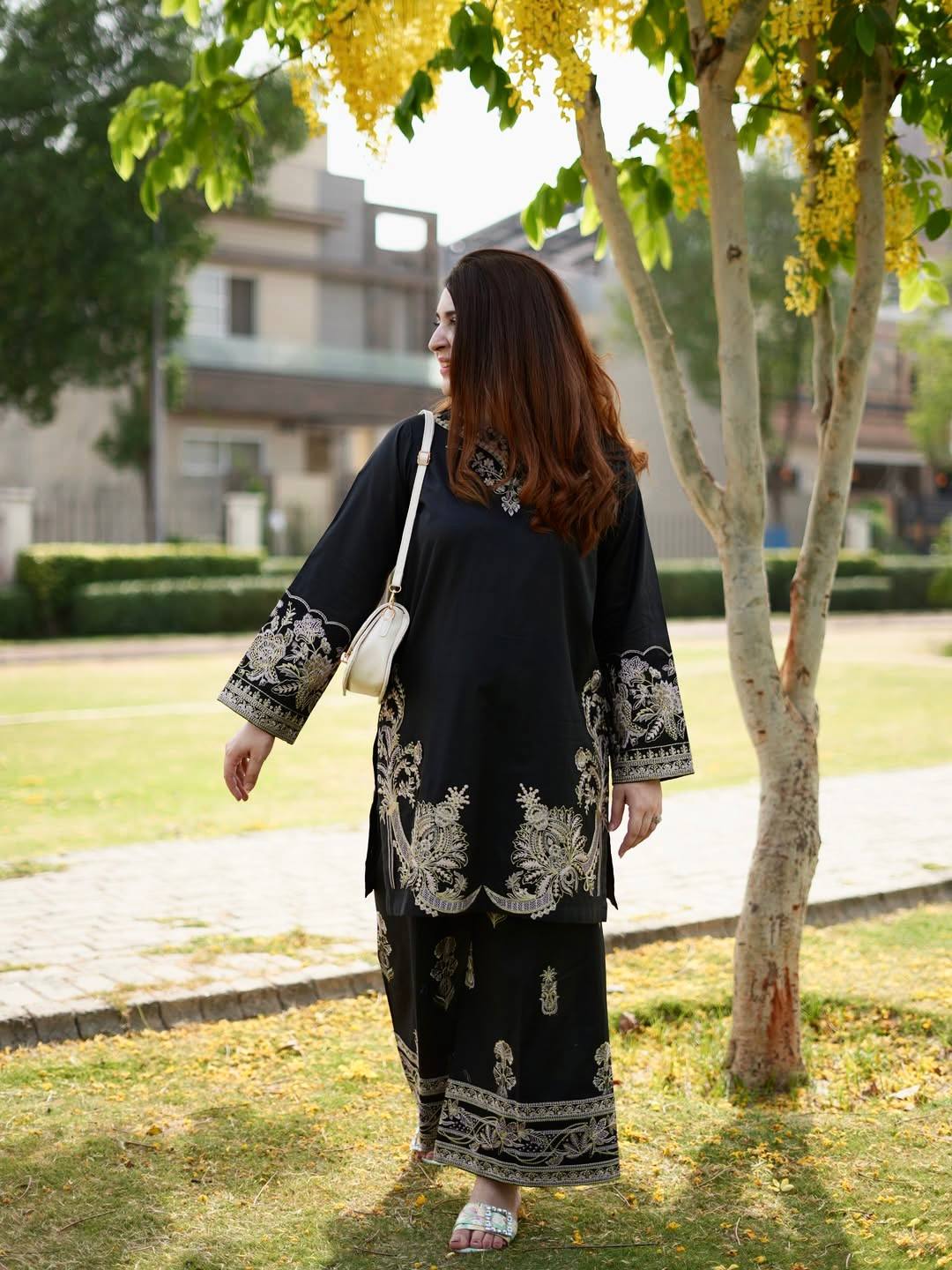 पार्टी वियर लुक डिज़ाइनर सूट सेट थ्रेड एम्ब्रॉयडरी वर्क के साथ