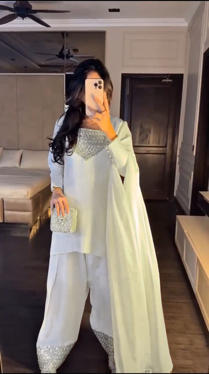 धागे और सीक्वेंस वर्क के साथ डिज़ाइनर टॉप-बॉटम और दुपट्टा