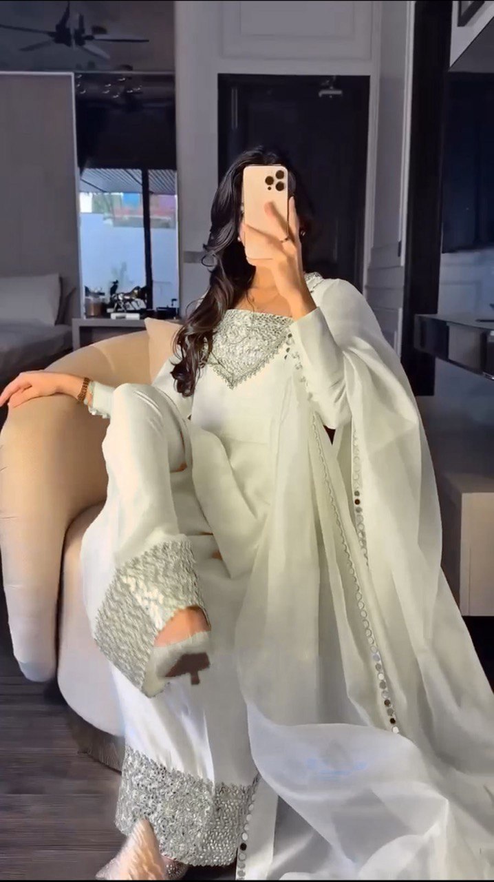 धागे और सीक्वेंस वर्क के साथ डिज़ाइनर टॉप-बॉटम और दुपट्टा