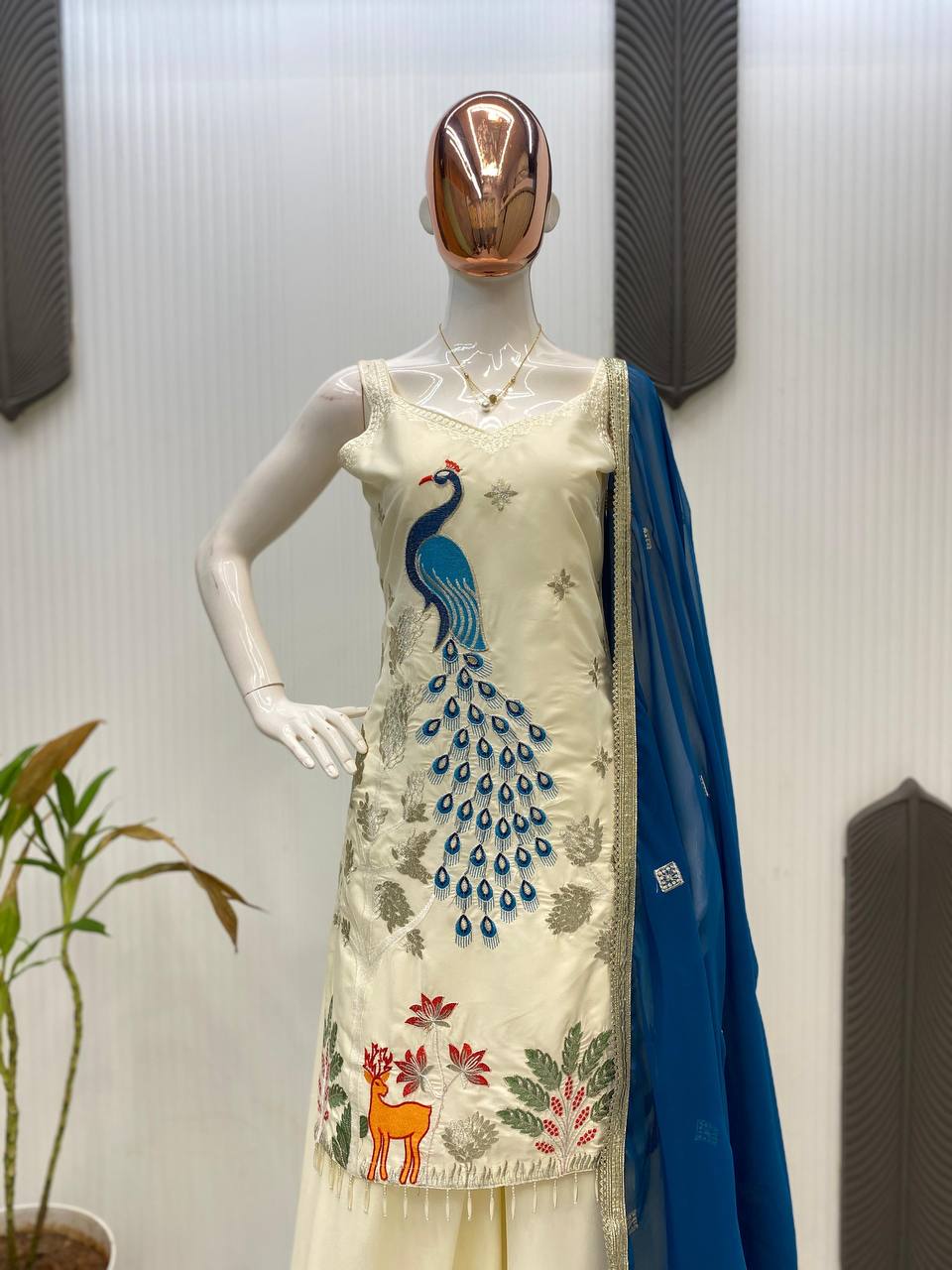 पार्टी वियर लुक डिज़ाइनर टॉप और बॉटम दुपट्टे के साथ