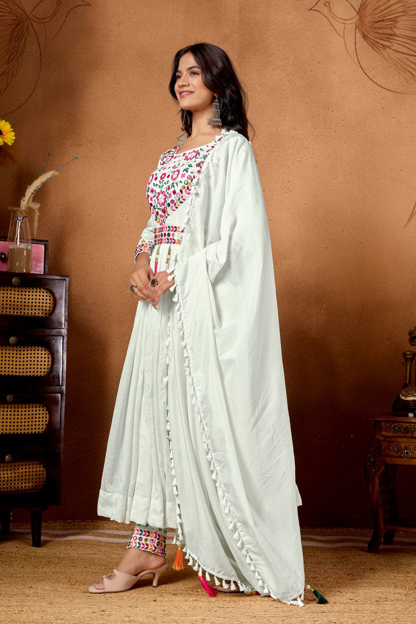 कढ़ाई अनुक्रम कार्य के साथ पार्टी वियर लुक सूट सेट