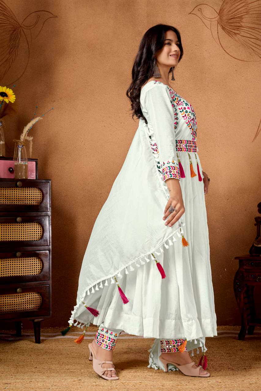 कढ़ाई अनुक्रम कार्य के साथ पार्टी वियर लुक सूट सेट