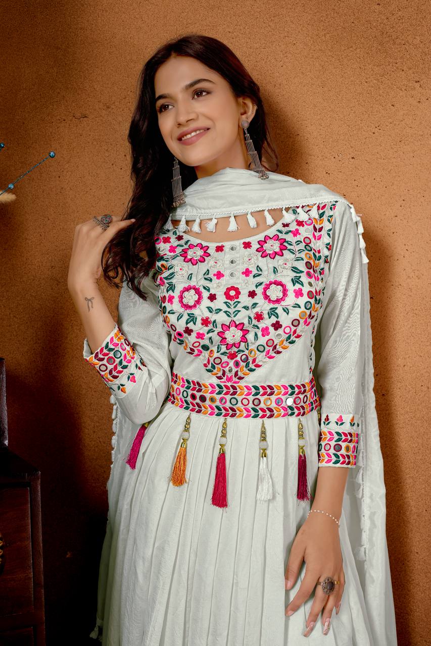 कढ़ाई अनुक्रम कार्य के साथ पार्टी वियर लुक सूट सेट