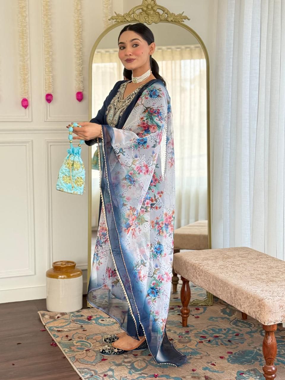 पार्टी वियर लुक: दुपट्टे के साथ टॉप और बॉटम में खूबसूरत दिखें