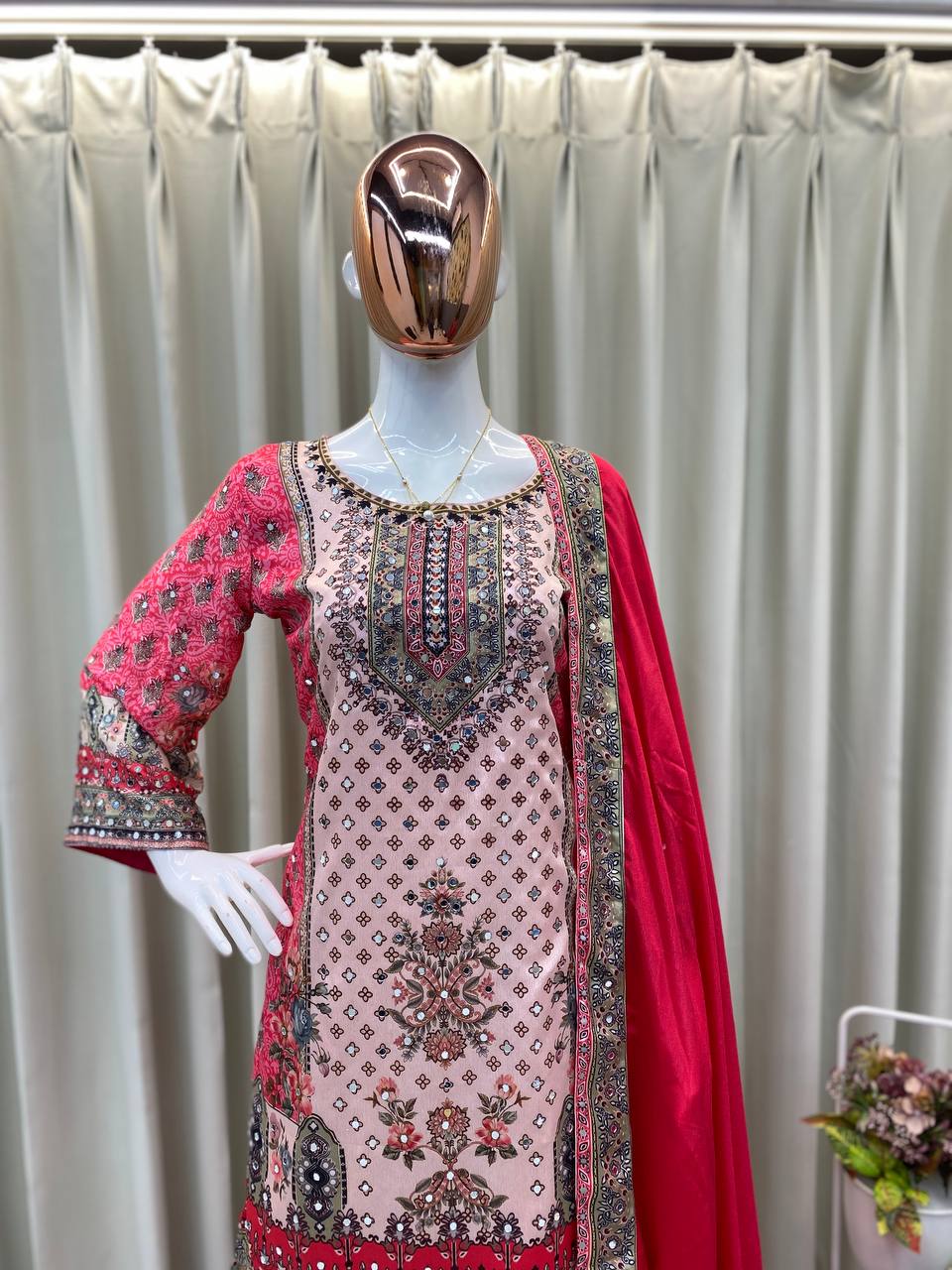 पार्टी वियर लुक डिज़ाइनर सूट सेट मिरर वर्क के साथ