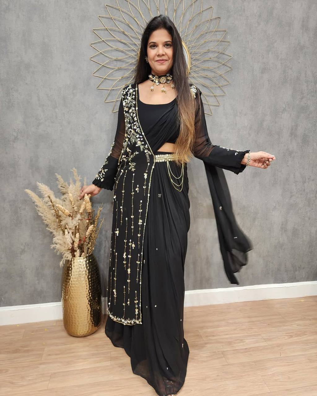 पार्टी वियर लुक के लिए कढ़ाई वाली खूबसूरत साड़ी