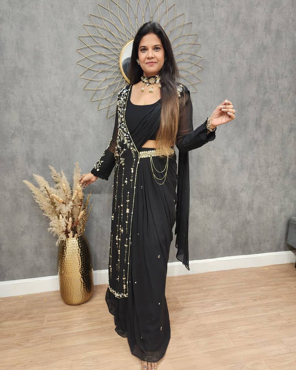 पार्टी वियर लुक के लिए कढ़ाई वाली खूबसूरत साड़ी