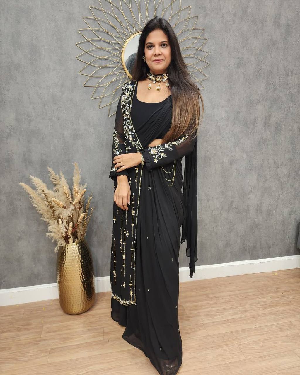 पार्टी वियर लुक के लिए कढ़ाई वाली खूबसूरत साड़ी