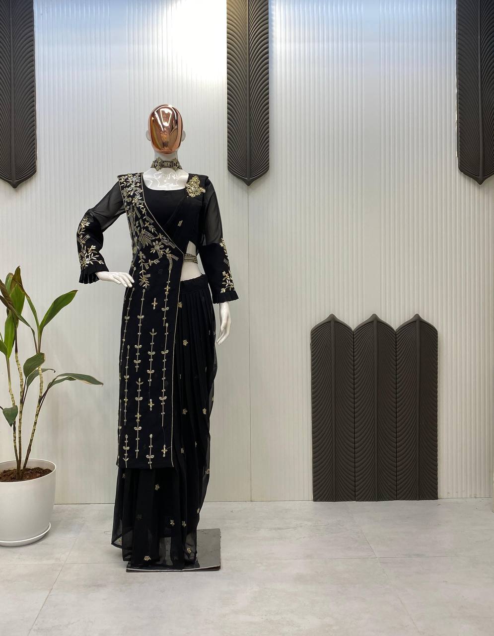 पार्टी वियर लुक के लिए कढ़ाई वाली खूबसूरत साड़ी