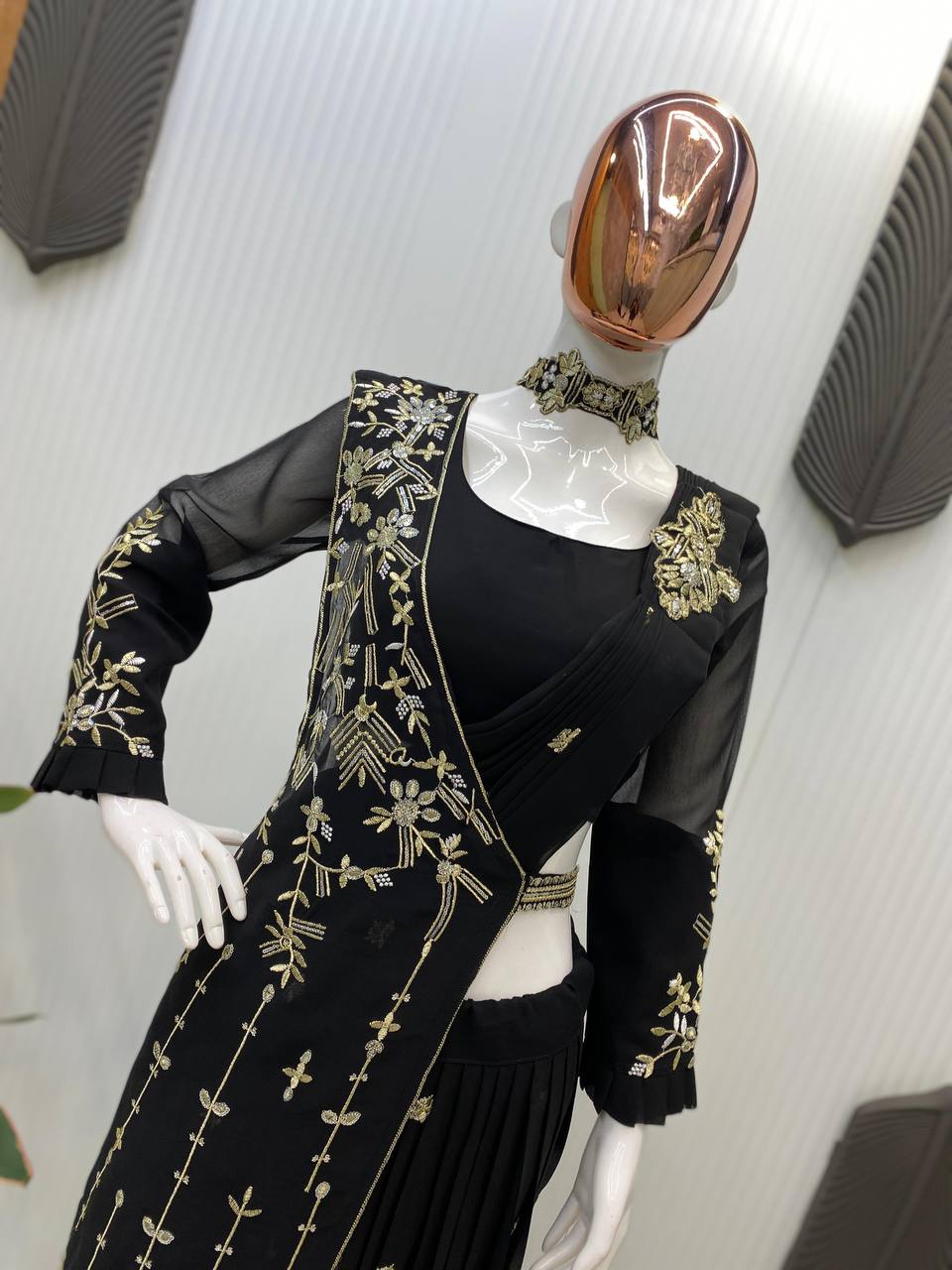 पार्टी वियर लुक के लिए कढ़ाई वाली खूबसूरत साड़ी