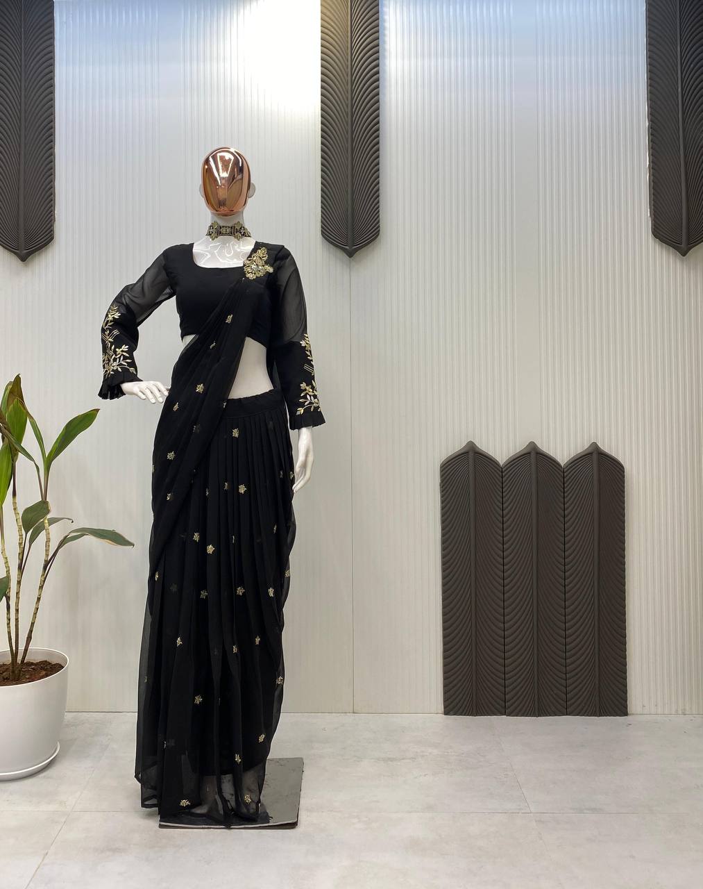 पार्टी वियर लुक के लिए कढ़ाई वाली खूबसूरत साड़ी