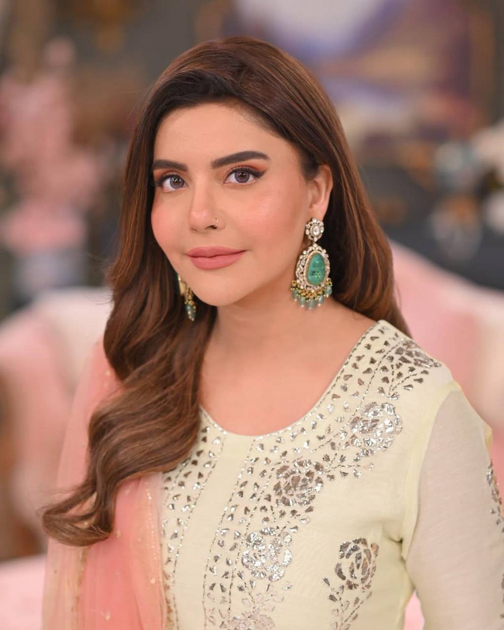 ज़री और सेक्विन कढ़ाई के काम के साथ पार्टी वियर सूट सेट