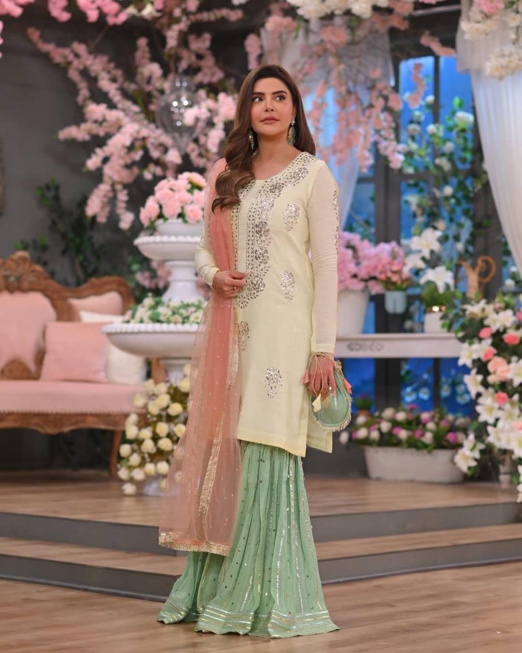 ज़री और सेक्विन कढ़ाई के काम के साथ पार्टी वियर सूट सेट