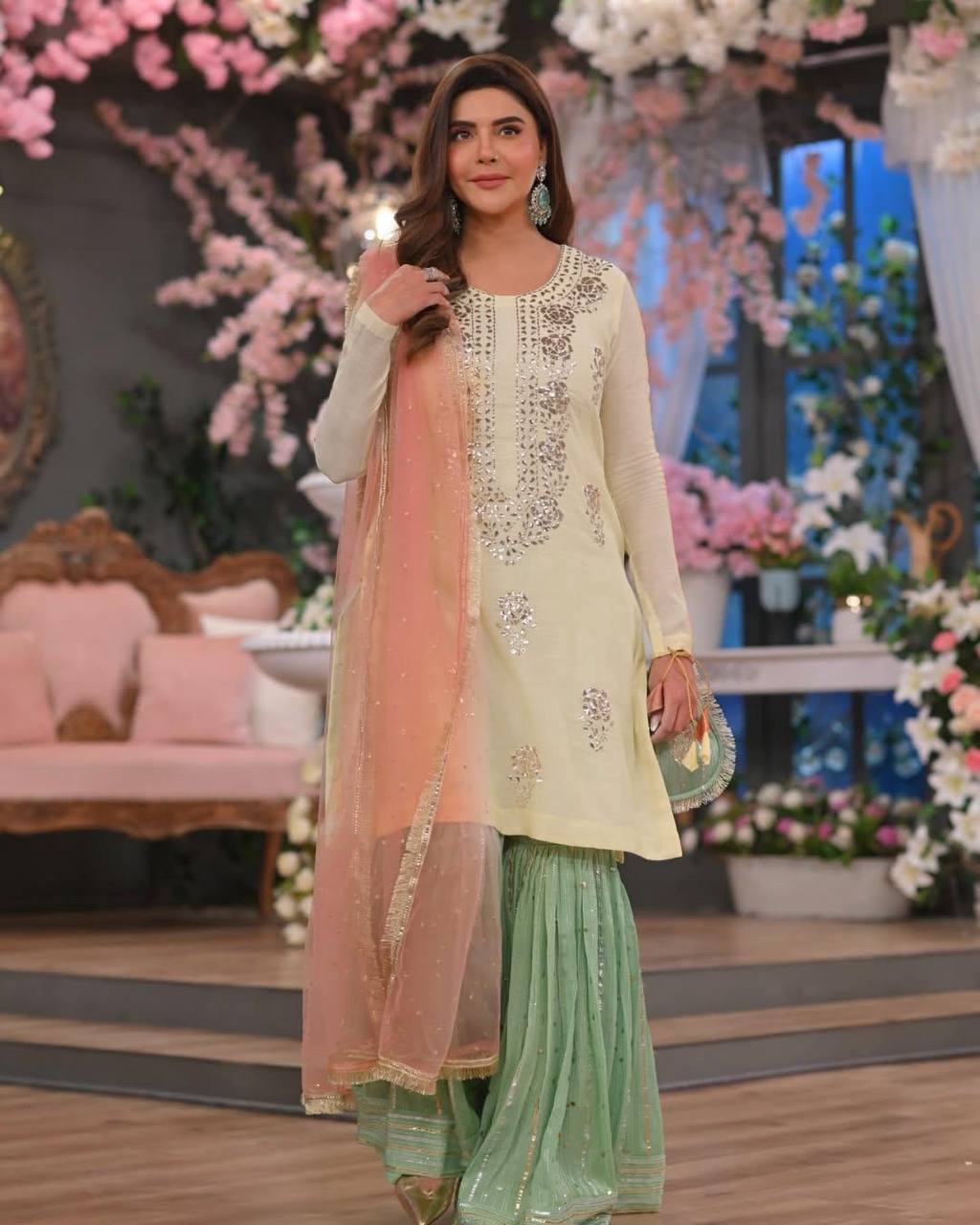 ज़री और सेक्विन कढ़ाई के काम के साथ पार्टी वियर सूट सेट