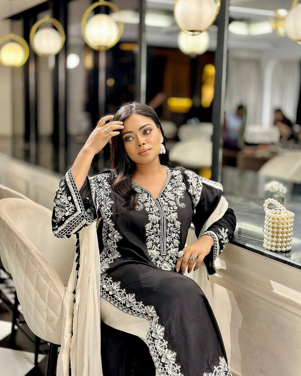 पार्टी वियर लुक सुंदर सूट सेट थ्रेड कढ़ाई वर्क के साथ