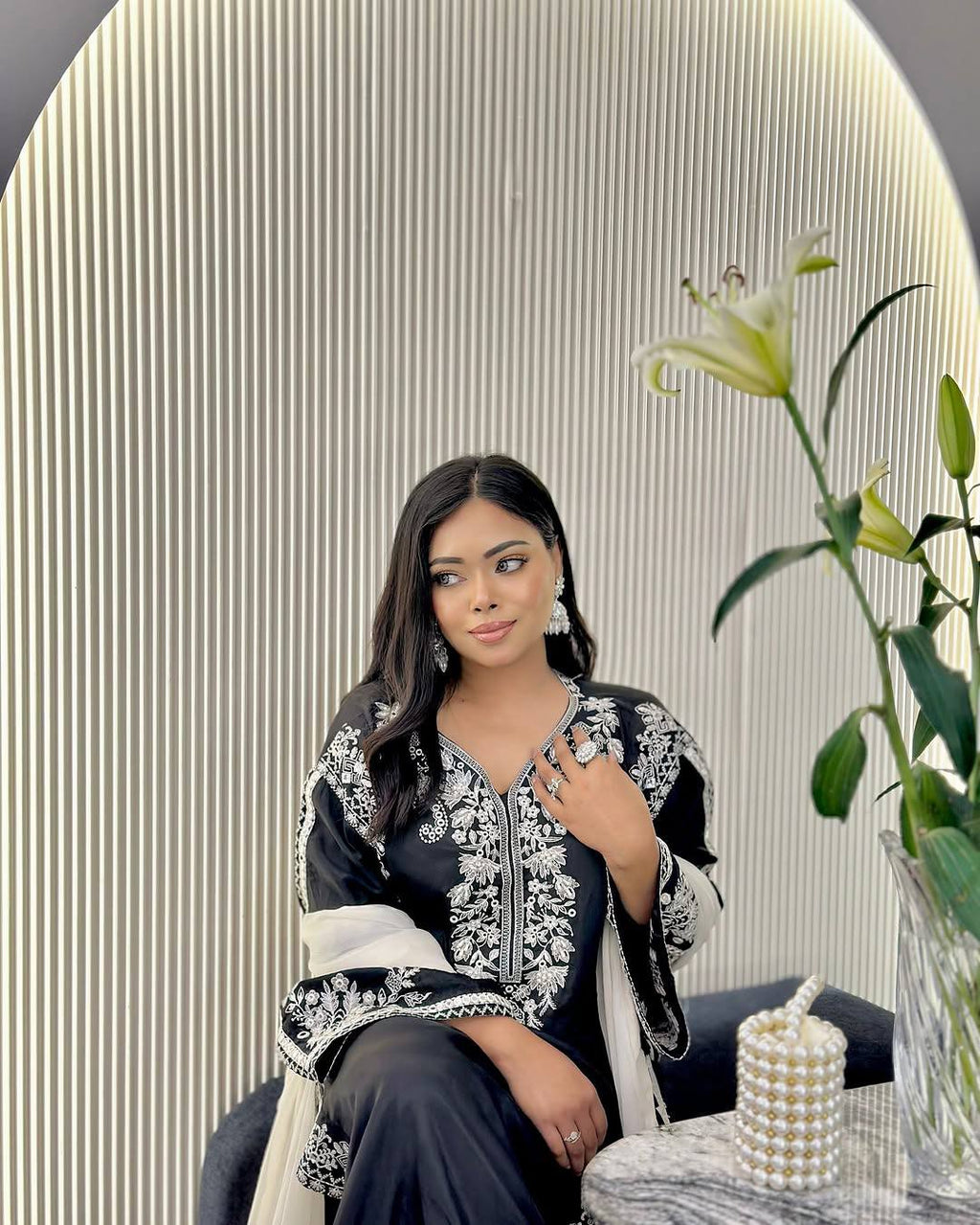 पार्टी वियर लुक सुंदर सूट सेट थ्रेड कढ़ाई वर्क के साथ