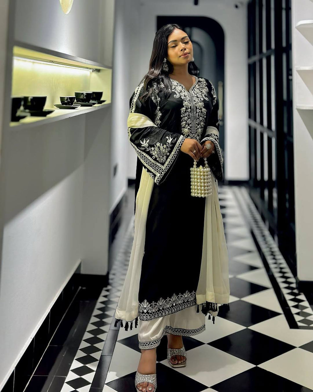 पार्टी वियर लुक सुंदर सूट सेट थ्रेड कढ़ाई वर्क के साथ