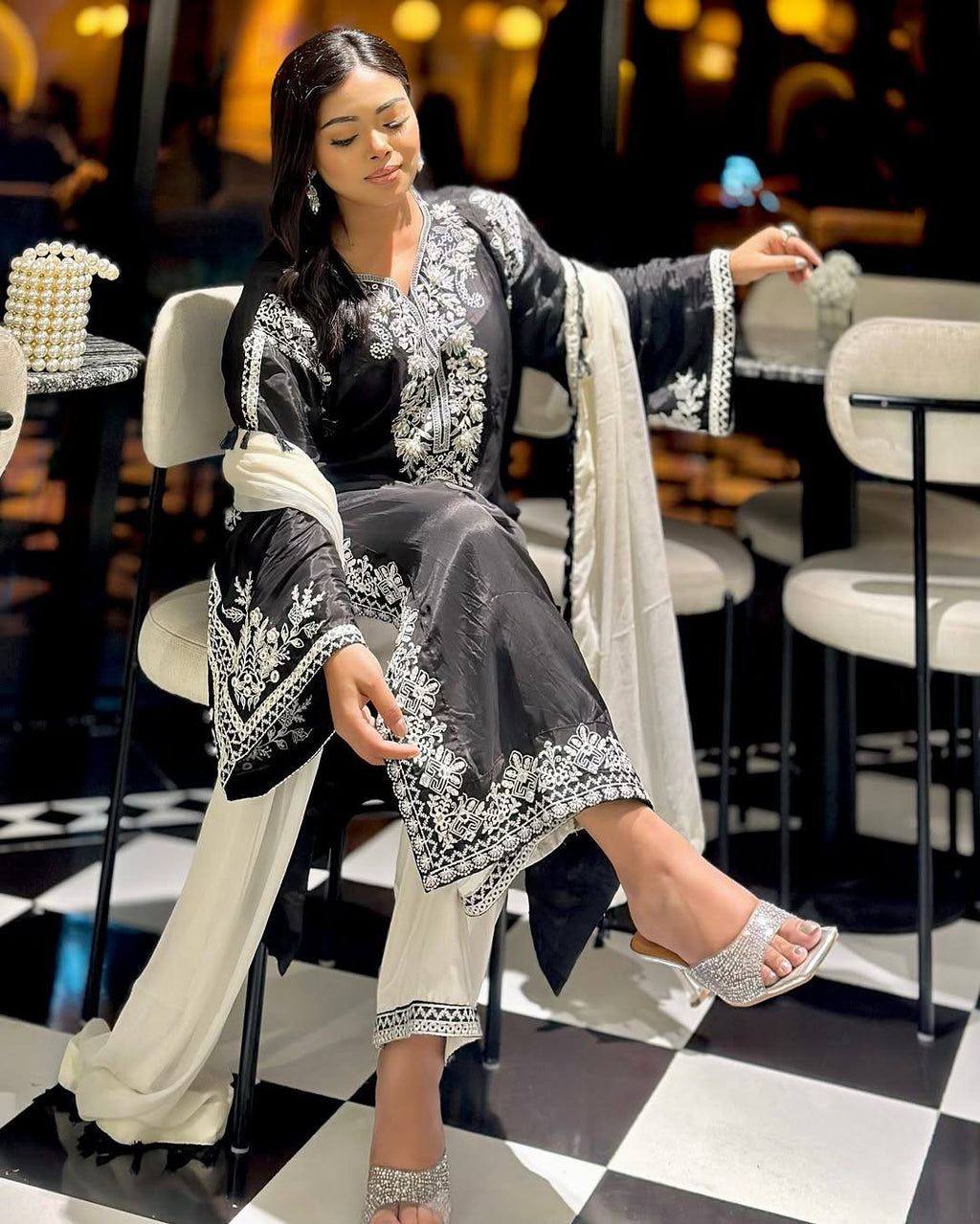 पार्टी वियर लुक सुंदर सूट सेट थ्रेड कढ़ाई वर्क के साथ