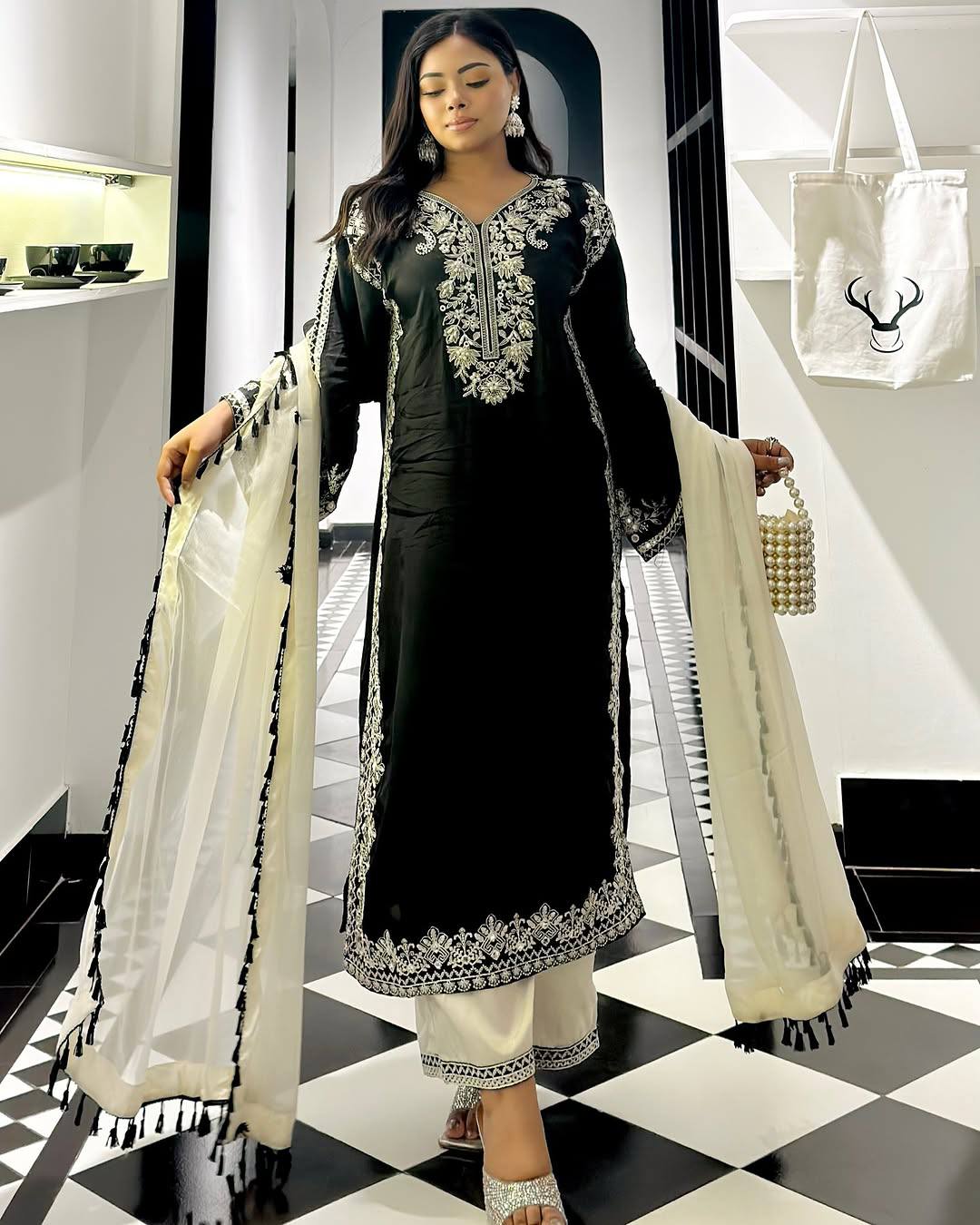 पार्टी वियर लुक सुंदर सूट सेट थ्रेड कढ़ाई वर्क के साथ