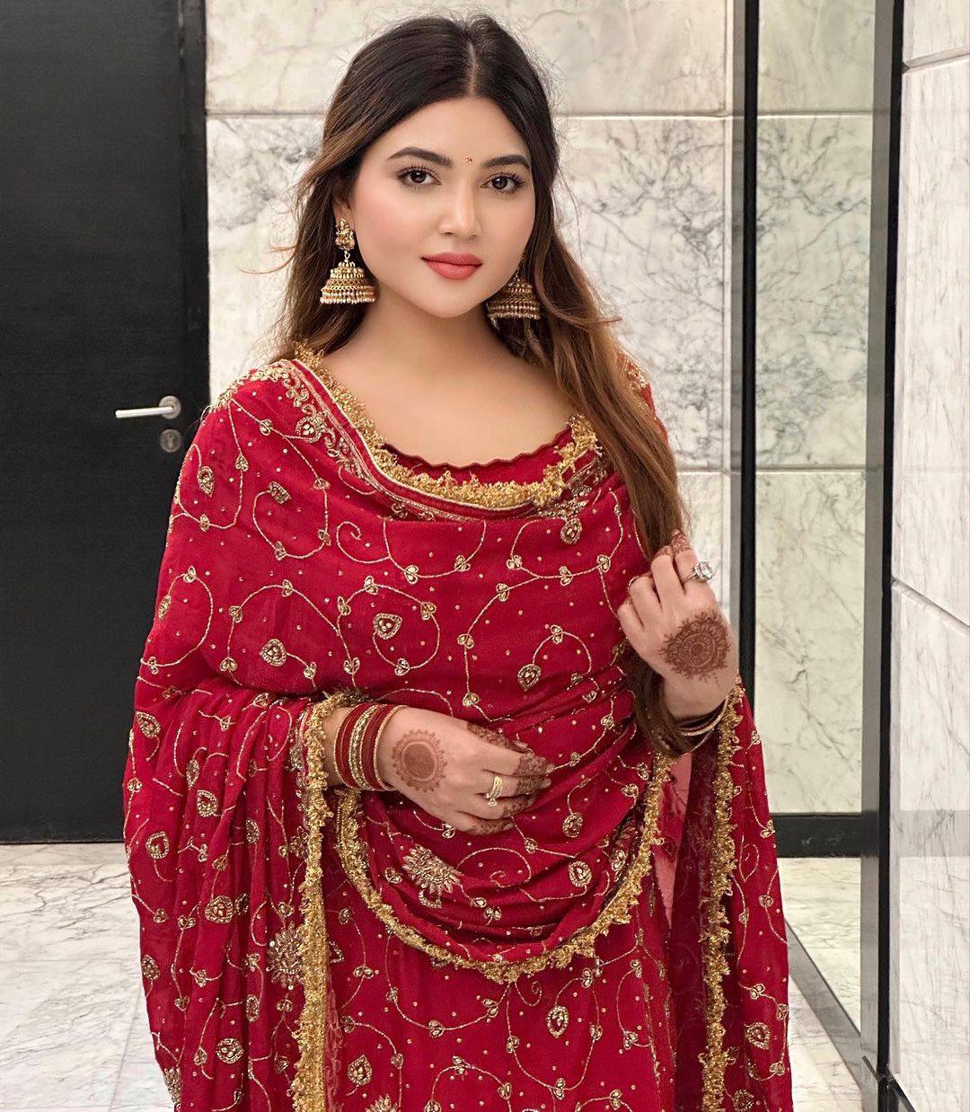 पार्टी वियर लुक: दुपट्टे के साथ टॉप और बॉटम में खूबसूरत दिखें