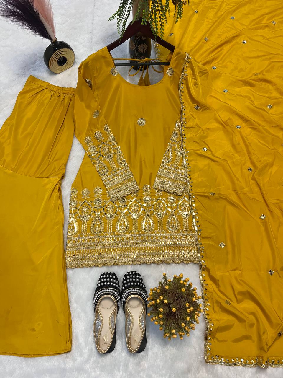 पार्टी वियर सुंदर टॉप बॉटम और दुपट्टा कढ़ाई अनुक्रम कार्य के साथ