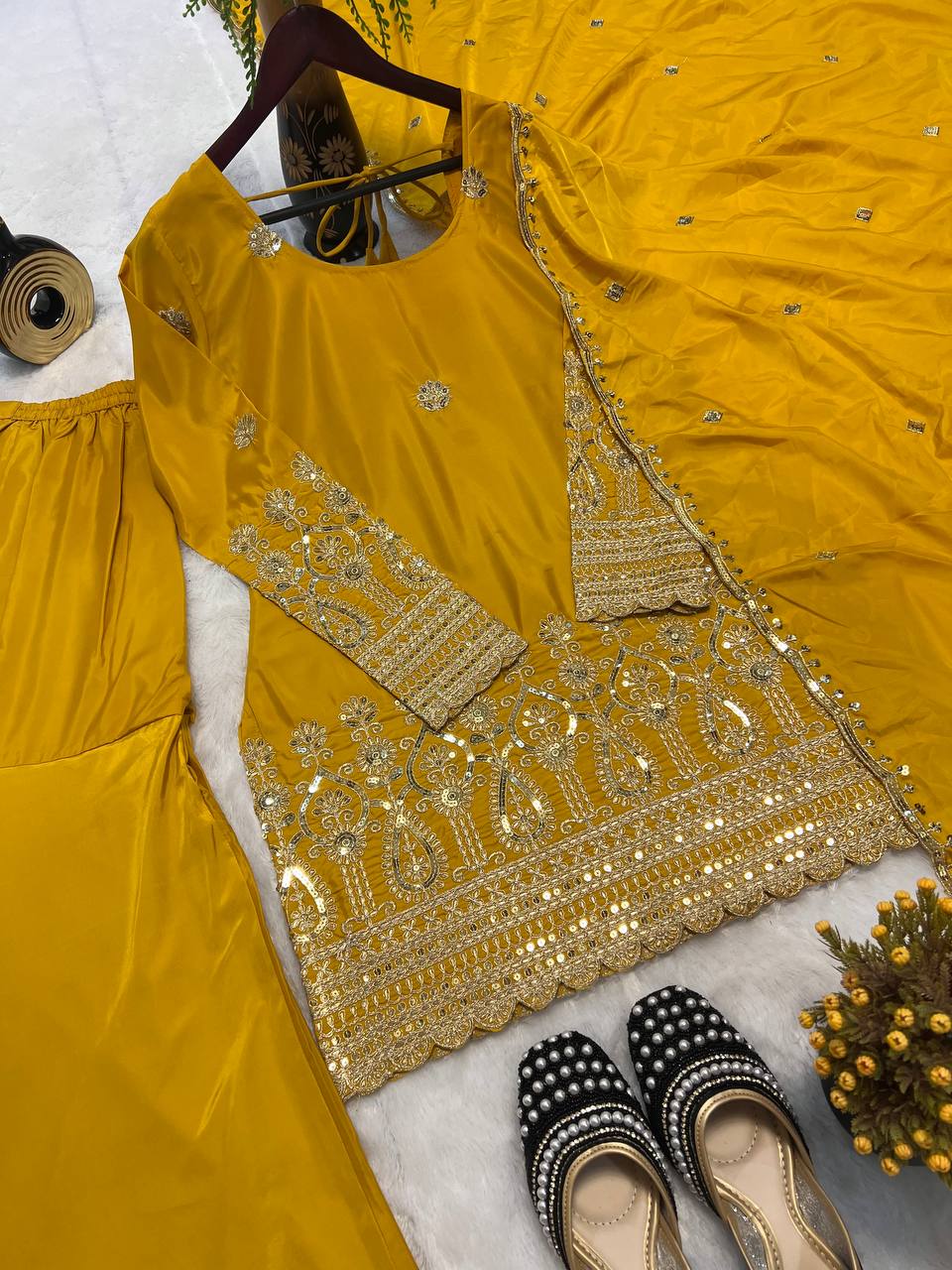 पार्टी वियर सुंदर टॉप बॉटम और दुपट्टा कढ़ाई अनुक्रम कार्य के साथ