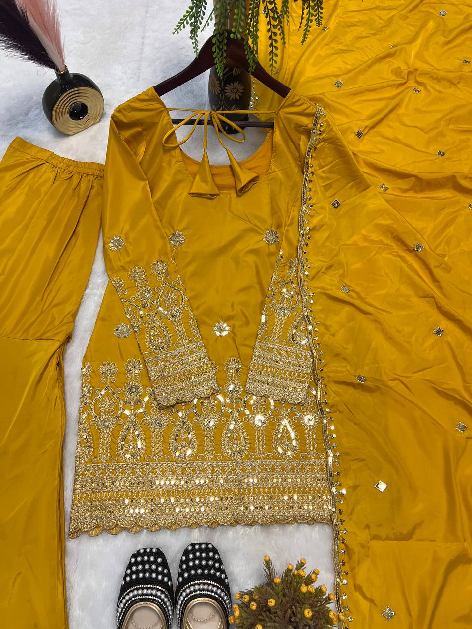 पार्टी वियर सुंदर टॉप बॉटम और दुपट्टा कढ़ाई अनुक्रम कार्य के साथ