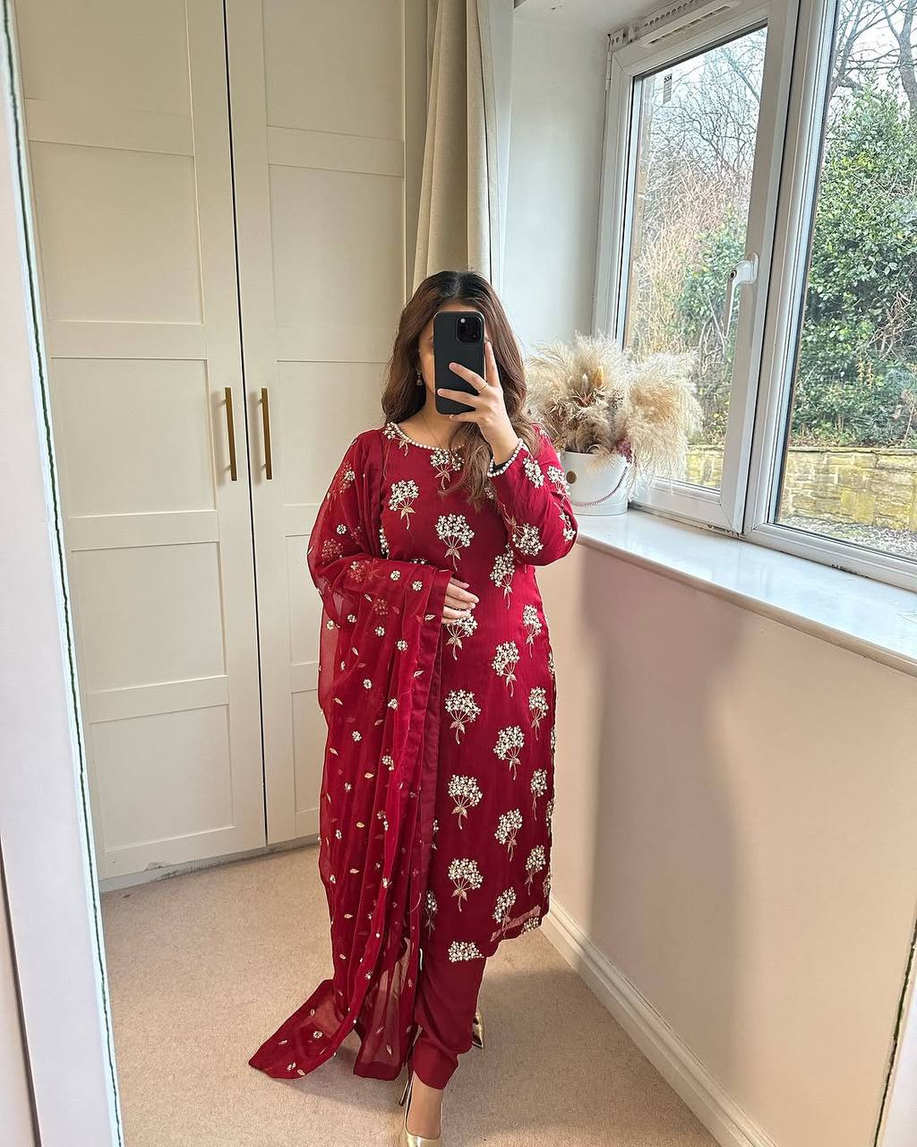 फैंसी स्टाइल में डिज़ाइनर लॉन्ग टॉप, पैंट और दुपट्टा