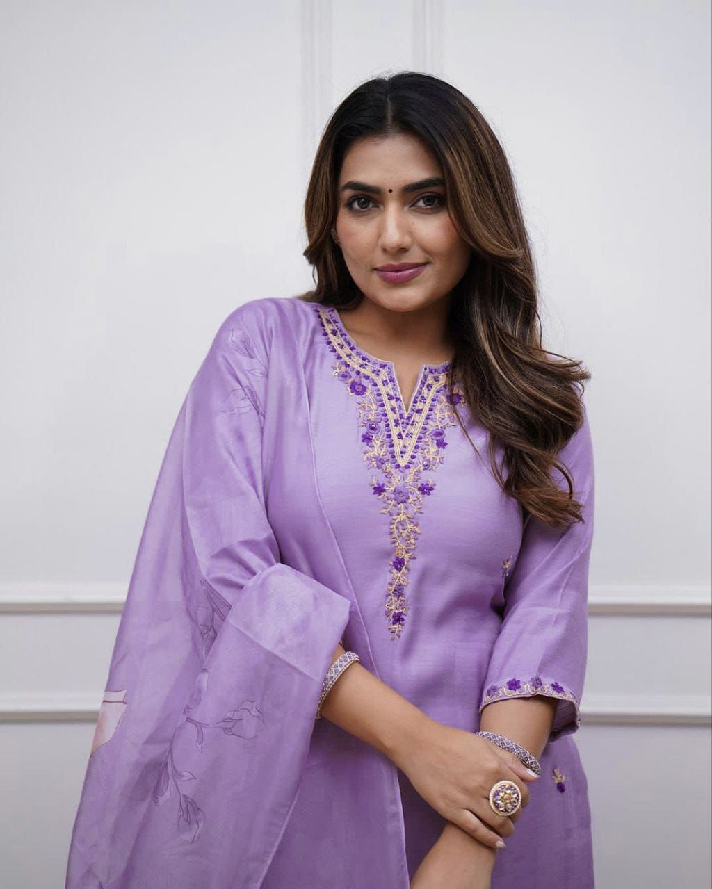 पार्टी वियर लुक: दुपट्टे के साथ टॉप और बॉटम में खूबसूरत दिखें