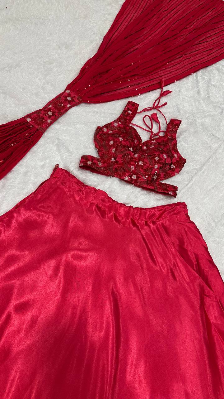 पार्टी वियर डिज़ाइनर लहंगा चोली खूबसूरत दुपट्टे के साथ