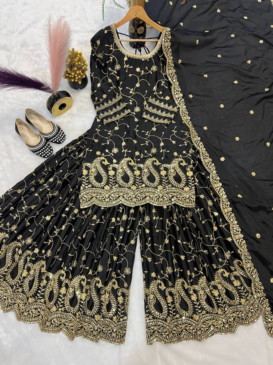 कढ़ाई अनुक्रम कार्य के साथ डिजाइनर सूट सेट