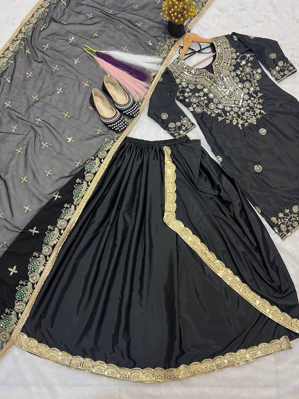 भारी कढ़ाई अनुक्रम कार्य के साथ डिजाइनर टॉप, धोती स्कर्ट और दुपट्टा