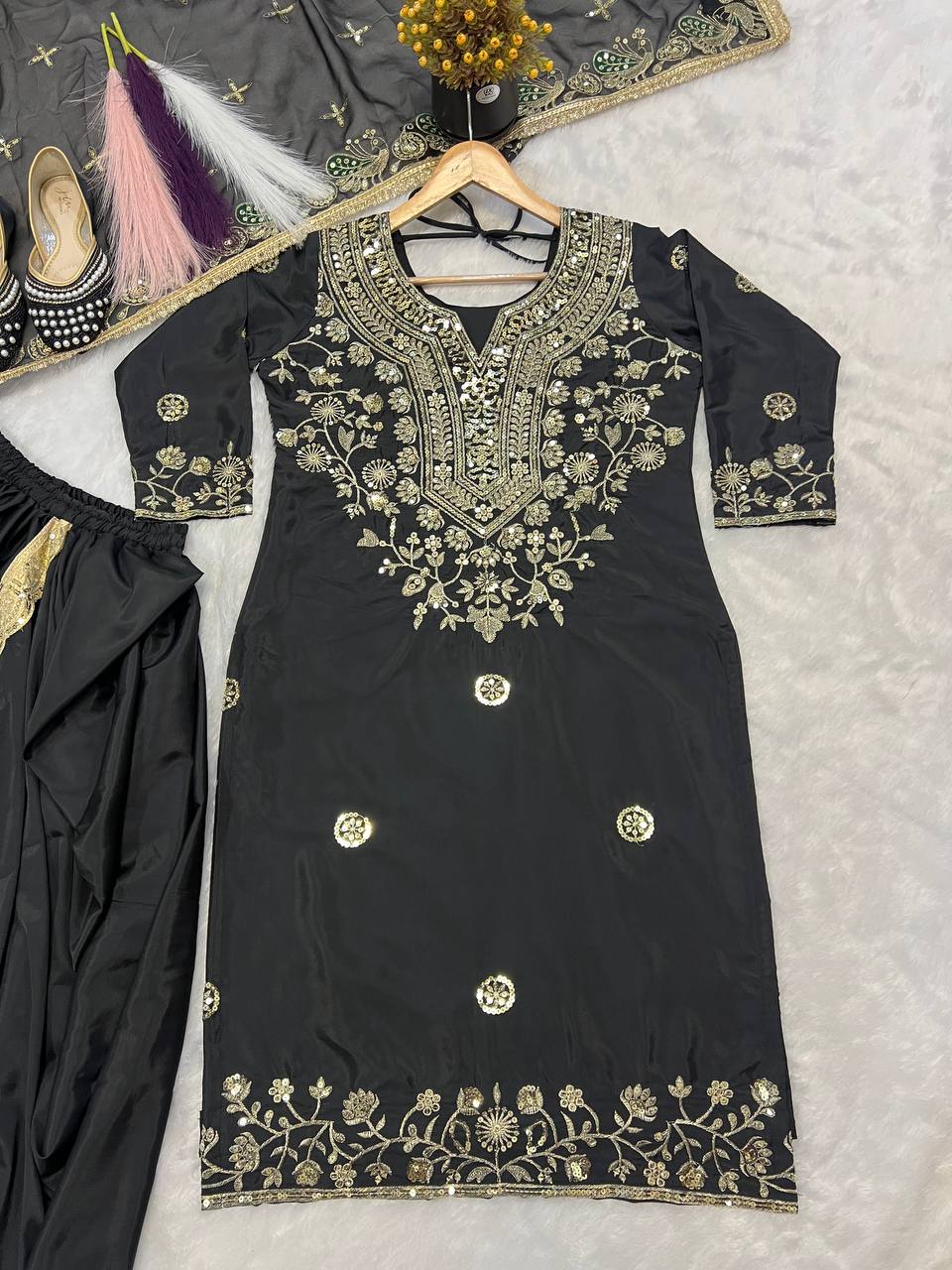 भारी कढ़ाई अनुक्रम कार्य के साथ डिजाइनर टॉप, धोती स्कर्ट और दुपट्टा