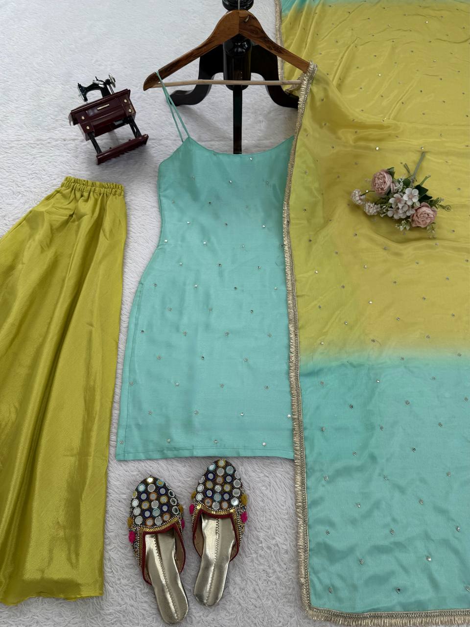 सीक्वेंस और थ्रेड वर्क के साथ पार्टी वियर लुक सूट सेट