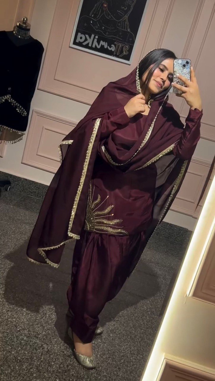 पार्टी वियर लुक: दुपट्टे के साथ टॉप और बॉटम में खूबसूरत दिखें