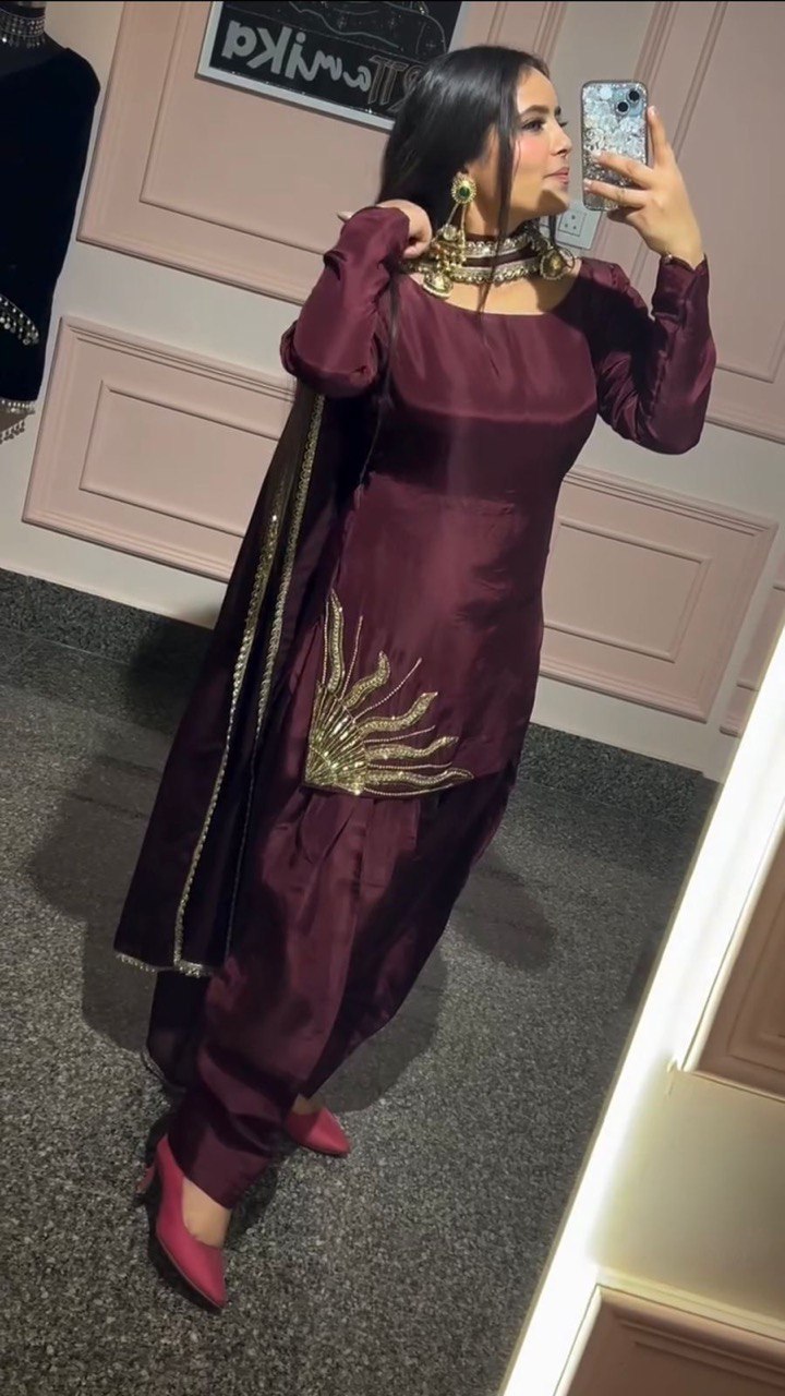 पार्टी वियर लुक: दुपट्टे के साथ टॉप और बॉटम में खूबसूरत दिखें