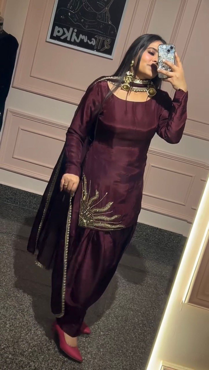 पार्टी वियर लुक: दुपट्टे के साथ टॉप और बॉटम में खूबसूरत दिखें