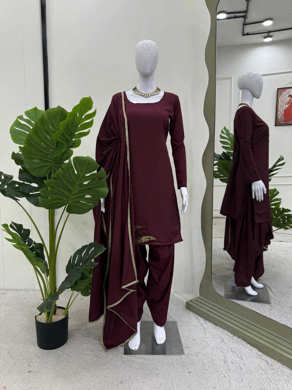 पार्टी वियर लुक: दुपट्टे के साथ टॉप और बॉटम में खूबसूरत दिखें