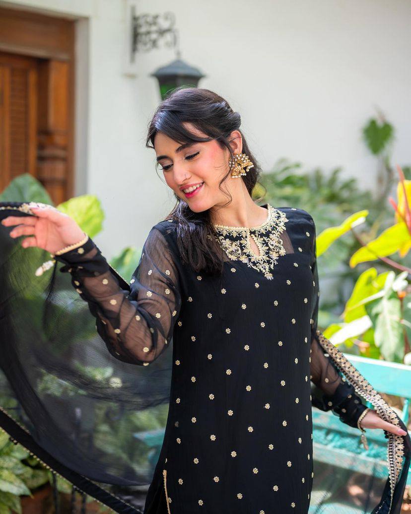 पार्टी वियर लुक डिज़ाइनर टॉप और बॉटम दुपट्टे के साथ