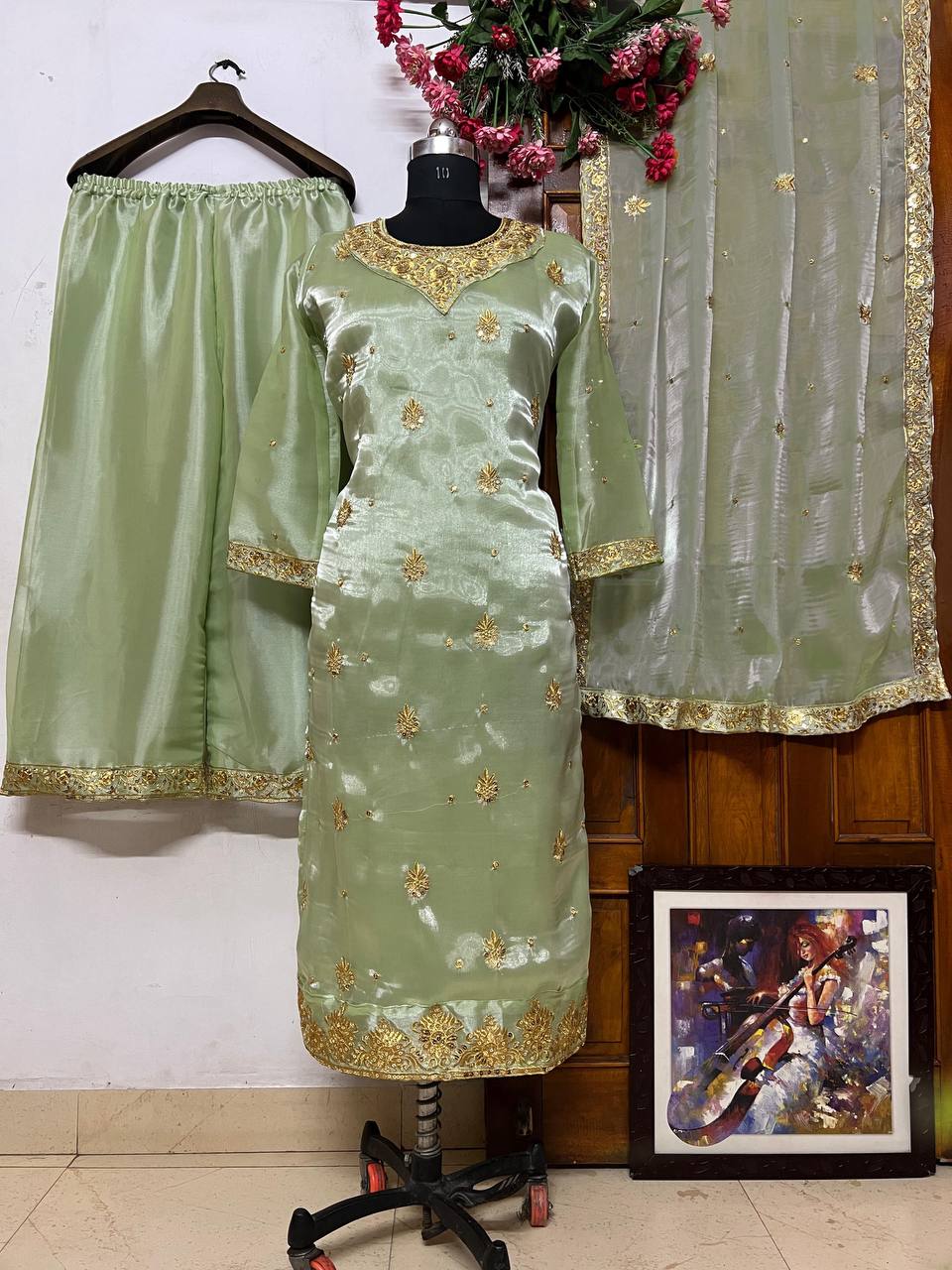 पार्टी वियर लुक: दुपट्टे के साथ टॉप और बॉटम में खूबसूरत दिखें